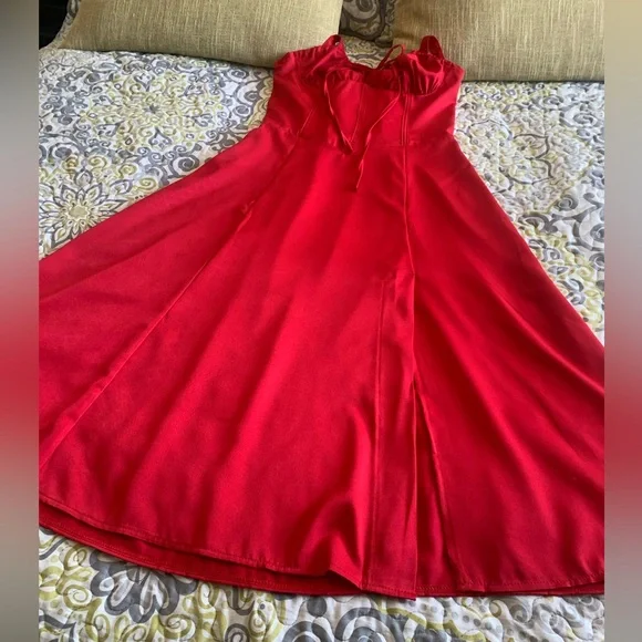 House of CB Carmen dress lookalike: midi sleeveless red dress with slit - Picture 6 of 9